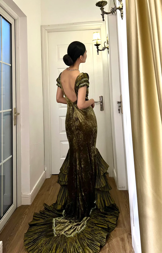 Retro Elegant Green Mermaid Square Neck Short Sleeve Layered Ruffle Velvet Train Prom Dress Evening Dress