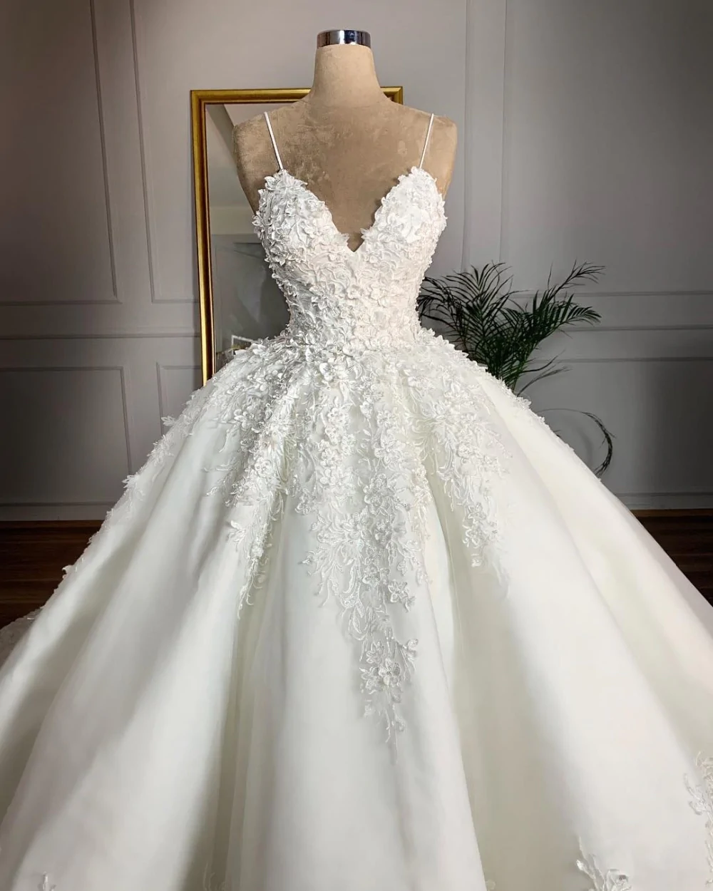Full A Line Wedding Ball Gown Lace Spaghetti Straps Ball Gown