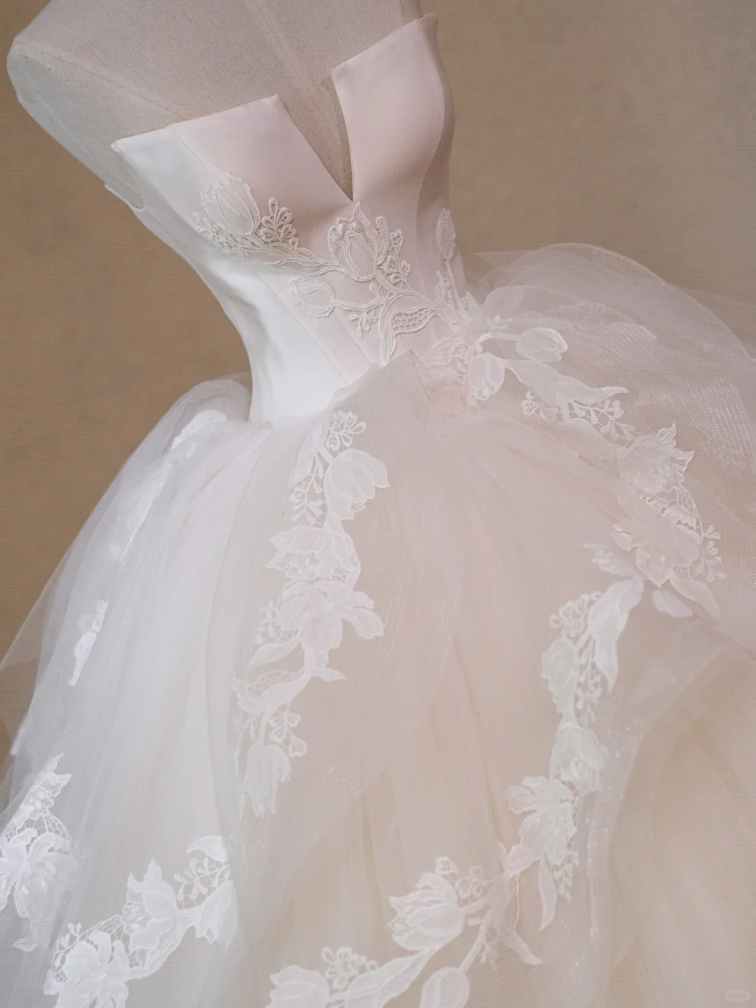 Classy Strapless White Tulle Lace Appliques Long Wedding Dress Formal Bridal Dress