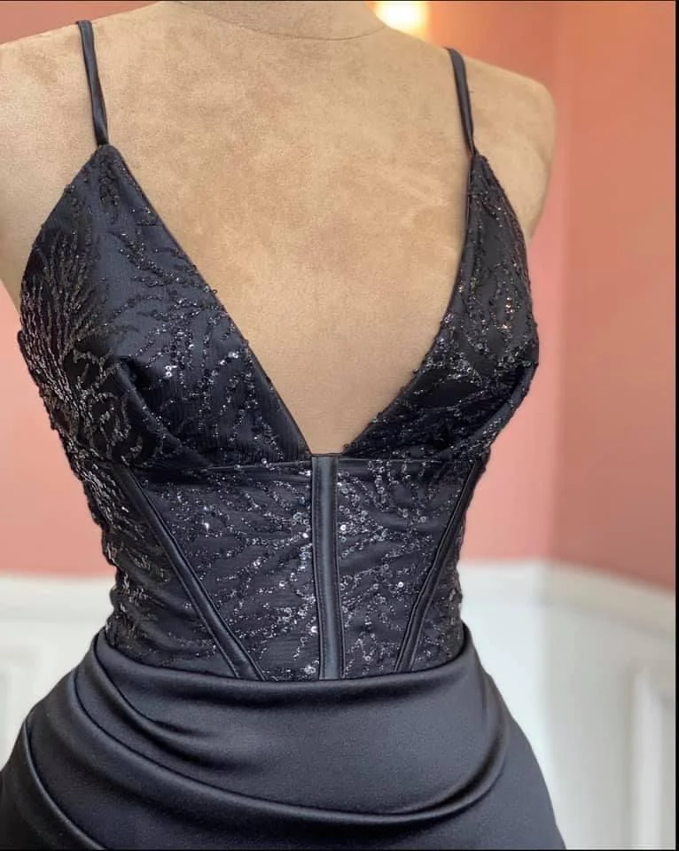 Sheath/Column Black Spaghetti Straps V Neck Prom Dress