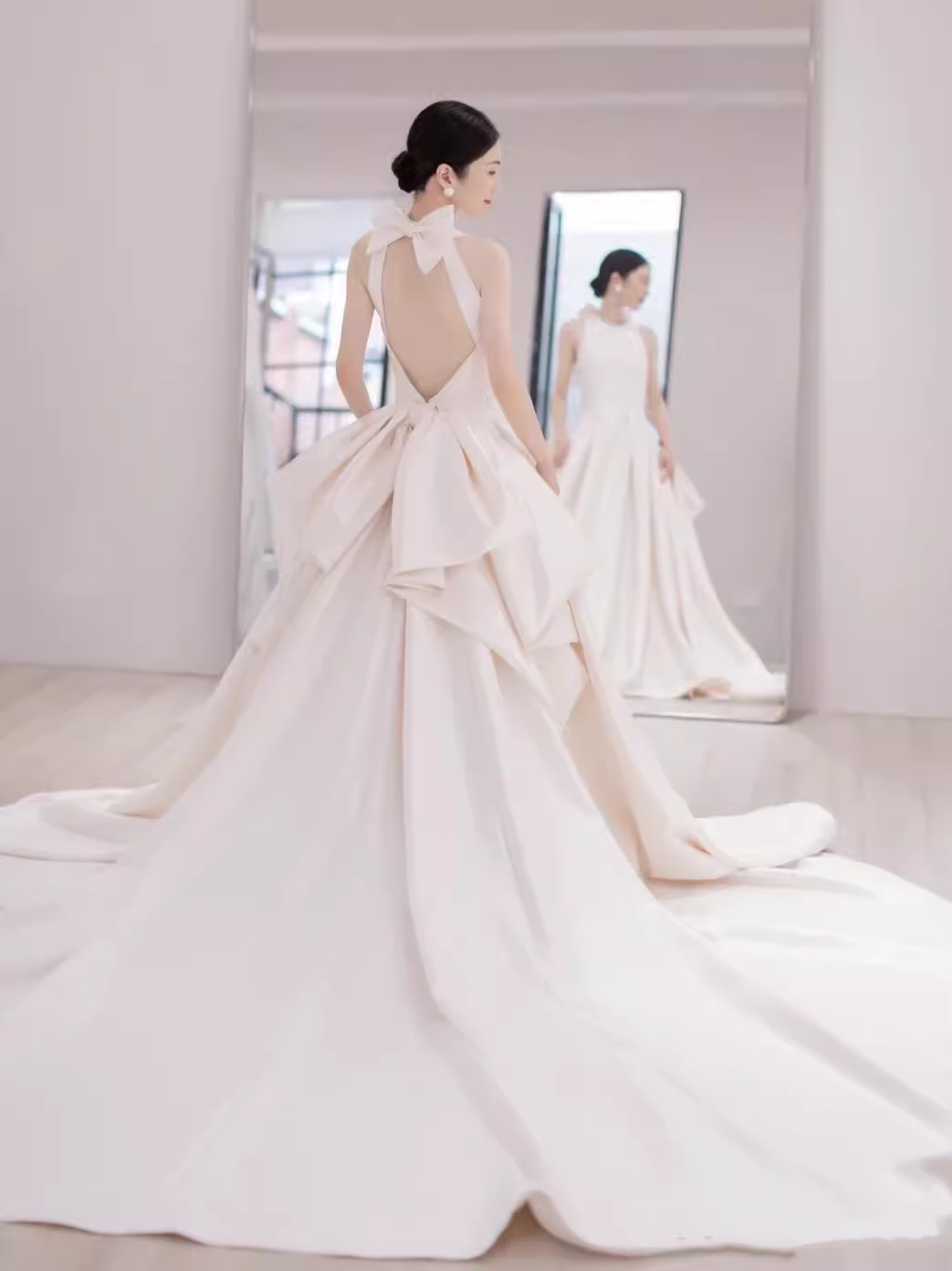 Vintage Ball Gown Scoop Neckline Backless White Long Wedding Dresses