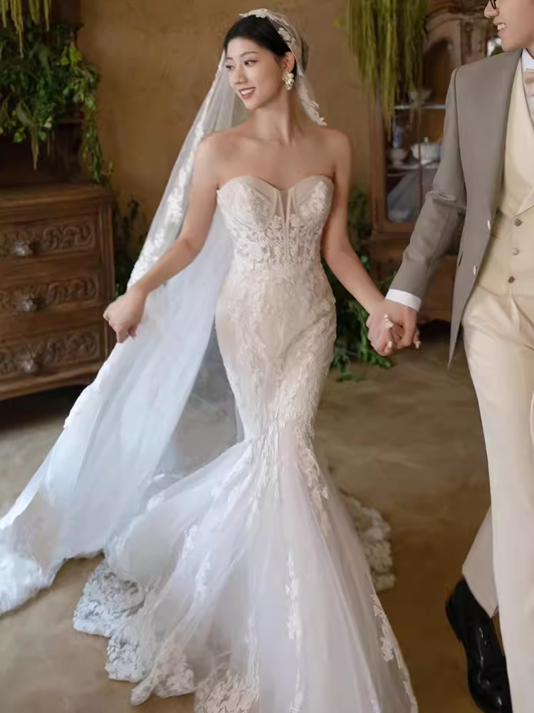 Vintage Mermaid Strapless White Lace Wedding Dress