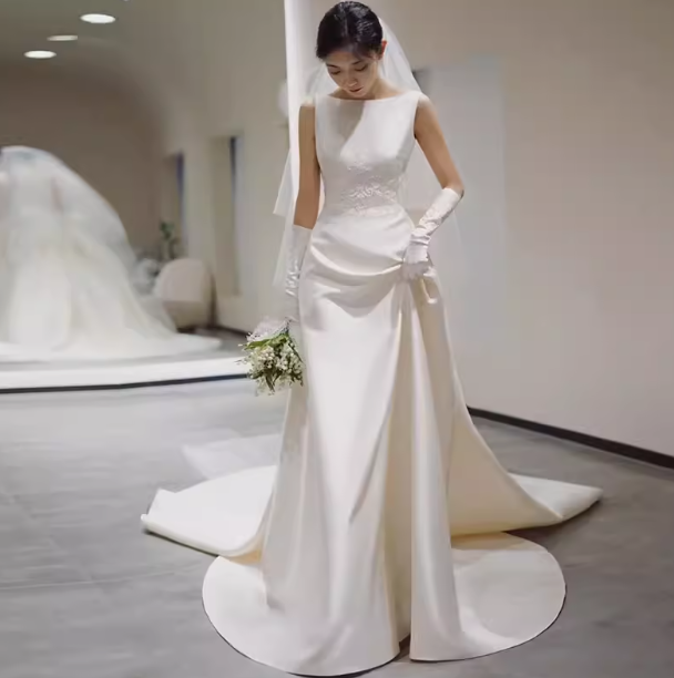 Chic A line Scoop Neckline Satin Long Wedding Dresses With Appliques