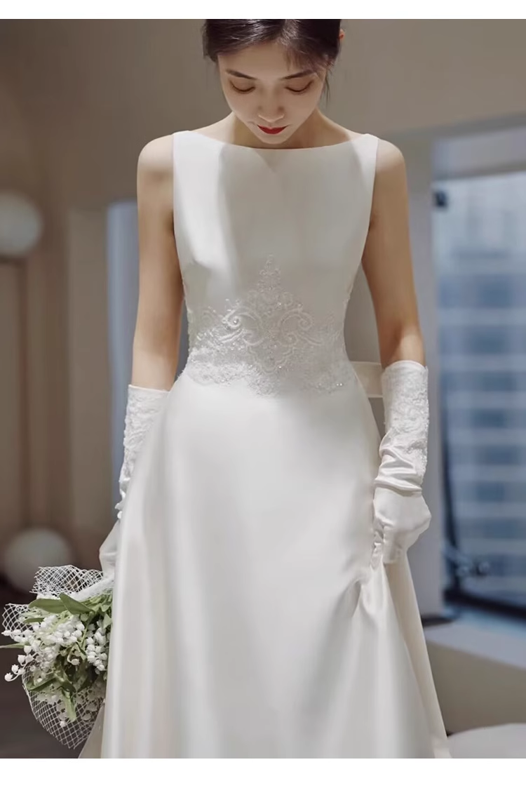 Chic A line Scoop Neckline Satin Long Wedding Dresses With Appliques
