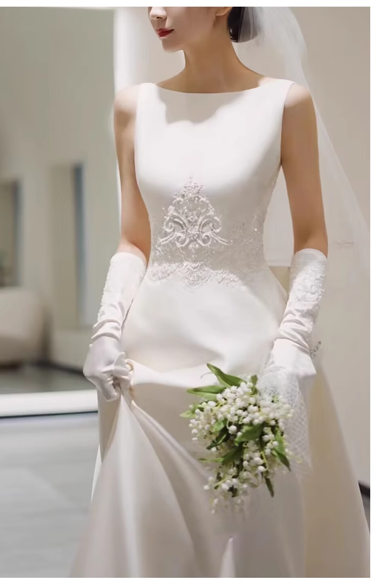 Chic A line Scoop Neckline Satin Long Wedding Dresses With Appliques