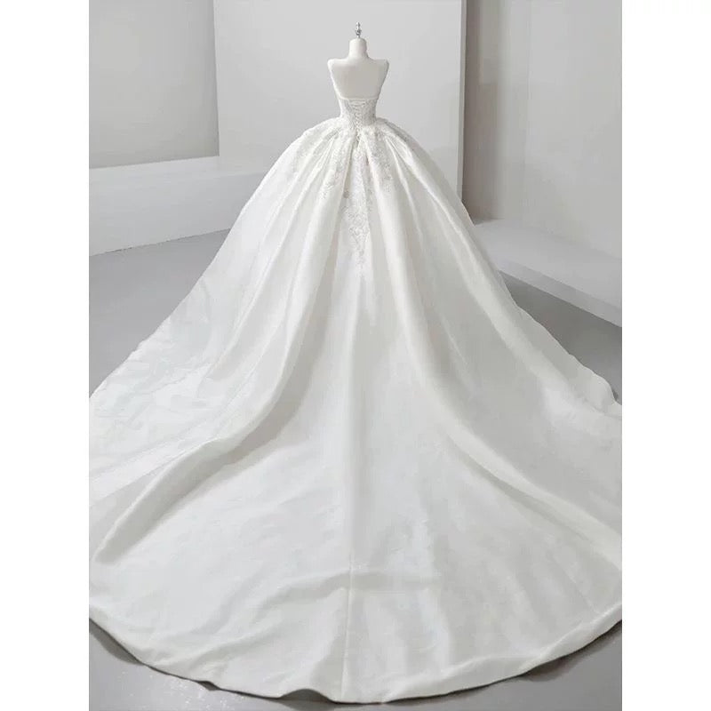 Dreamy Ball Gown Sweetheart Sleeveless White Lace Wedding Dresses With Beads