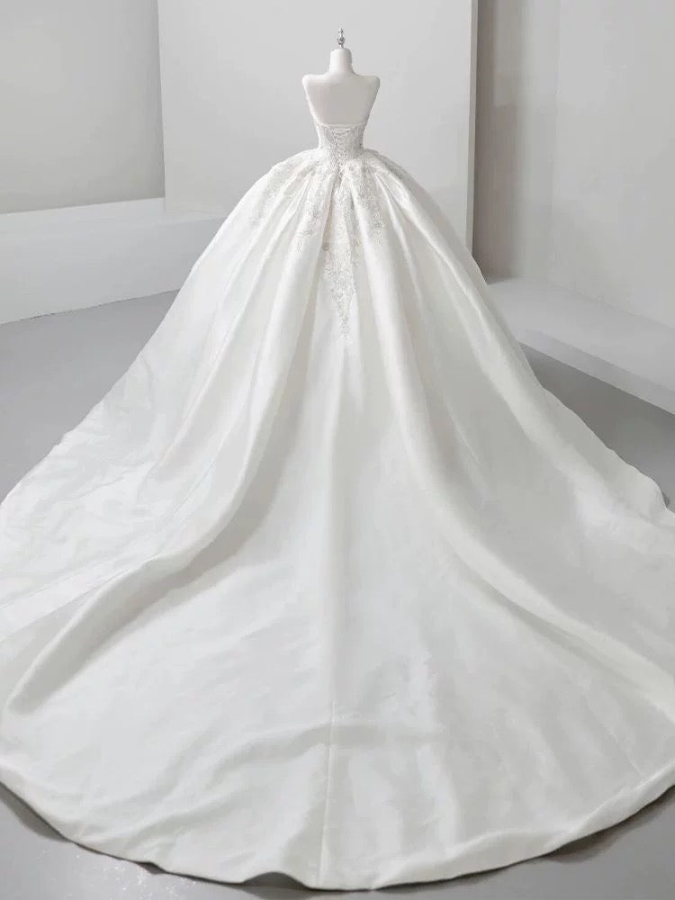 Dreamy Ball Gown Sweetheart Sleeveless White Lace Wedding Dresses With Beads