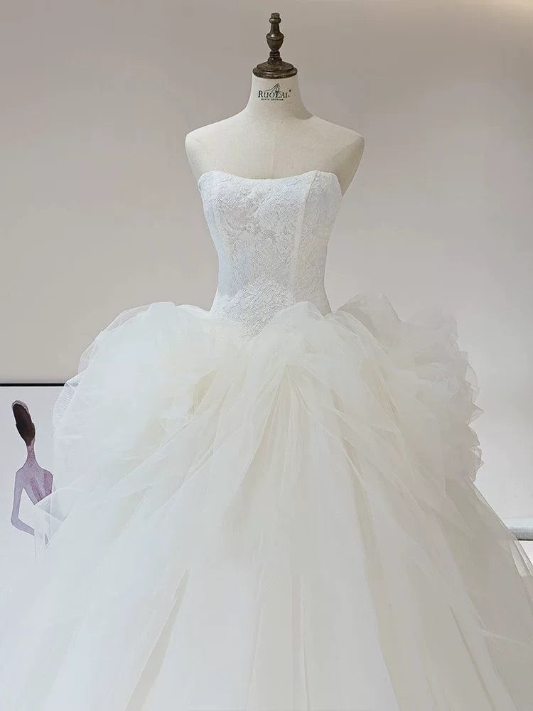 Dreamy Ball Gown Strapless Sleeveless White Tulle Wedding Dresses With Ruffles