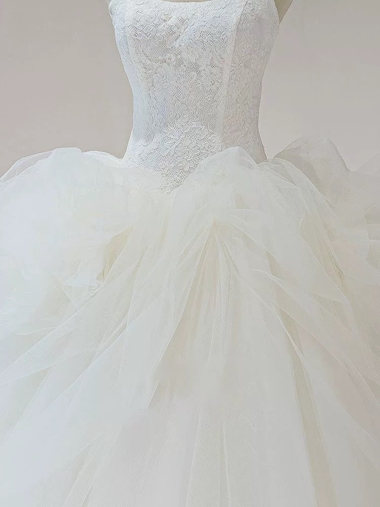 Dreamy Ball Gown Strapless Sleeveless White Tulle Wedding Dresses With Ruffles