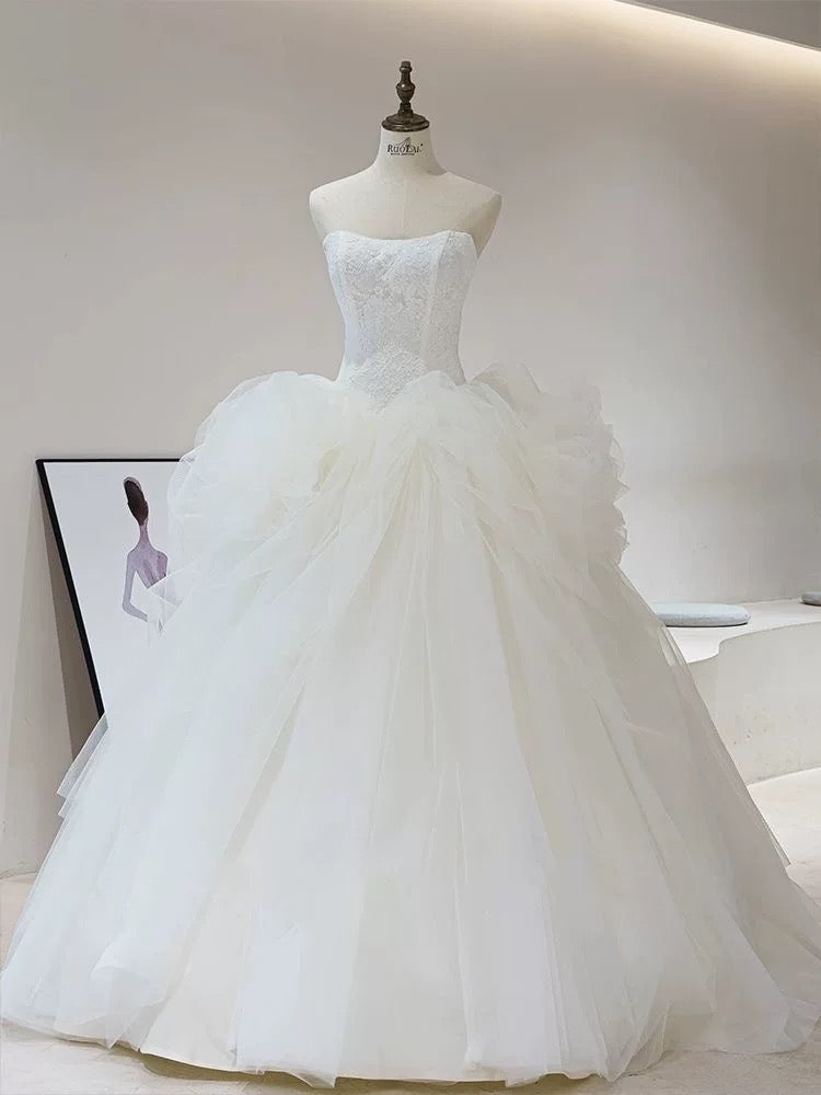 Dreamy Ball Gown Strapless Sleeveless White Tulle Wedding Dresses With Ruffles