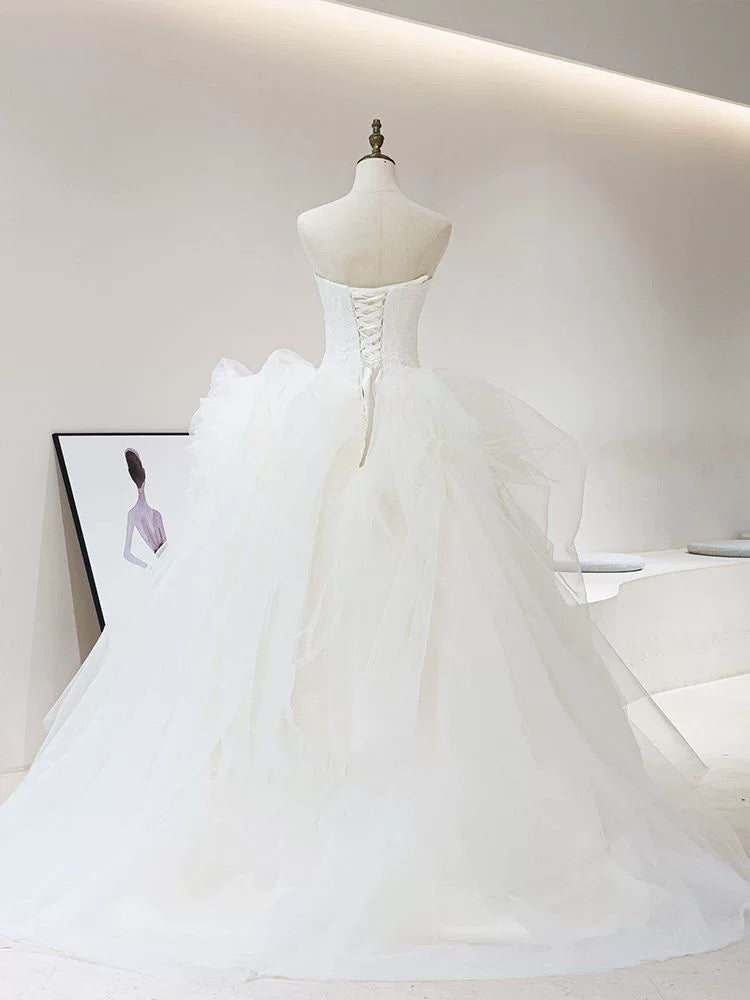 Dreamy Ball Gown Strapless Sleeveless White Tulle Wedding Dresses With Ruffles