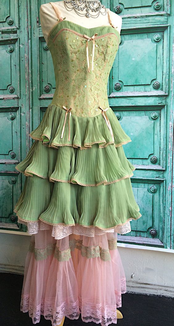 Vintage Ball Gown Spaghetti Straps Green Lace Prom Dresses Evening Gowns With Layers Ruffles