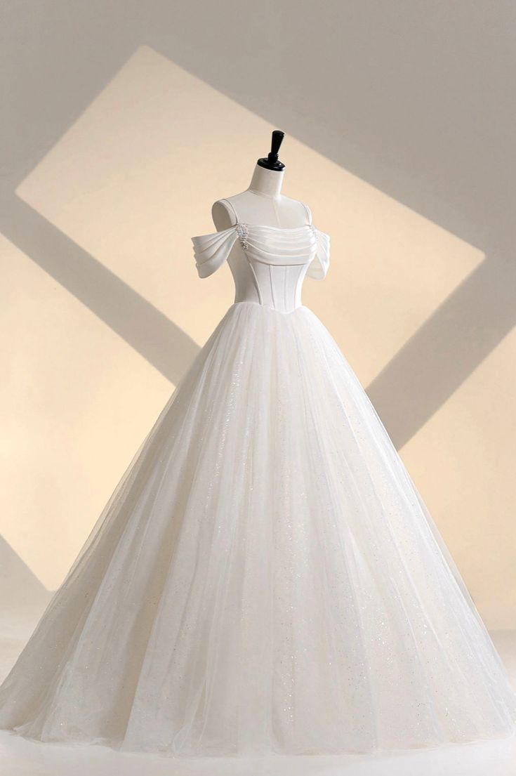 Elegant Ball Gown Strapless White Long Tulle Wedding Dresses With Beads