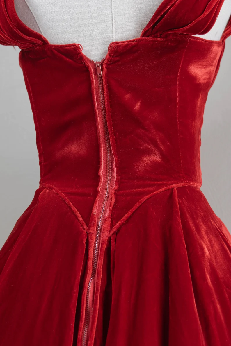 Vintage Ball Gown Sweetheart Red Velvet Prom Dresses Birthday Outfits