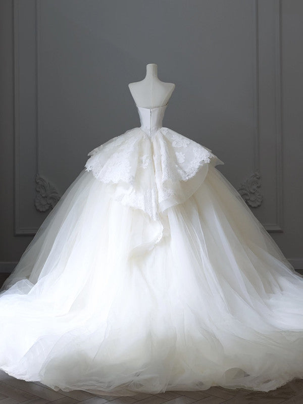 Chic Ball Gown Strapless White Sleeveless Lace Satin Wedding Dresses With Ruffles