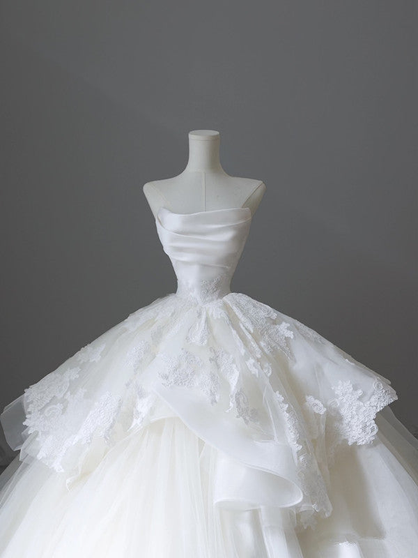 Chic Ball Gown Strapless White Sleeveless Lace Satin Wedding Dresses With Ruffles