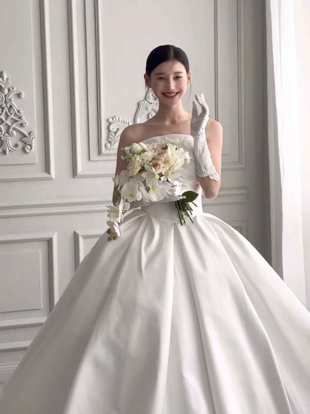 Classy Elegant Ball Gown Strapless White Satin Applique With Veil Gloves Long Wedding Dresses