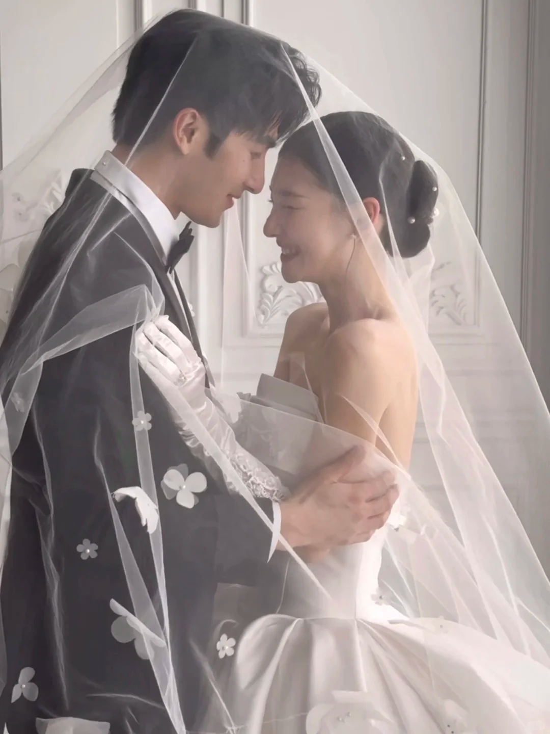 Classy Elegant Ball Gown Strapless White Satin Applique With Veil Gloves Long Wedding Dresses