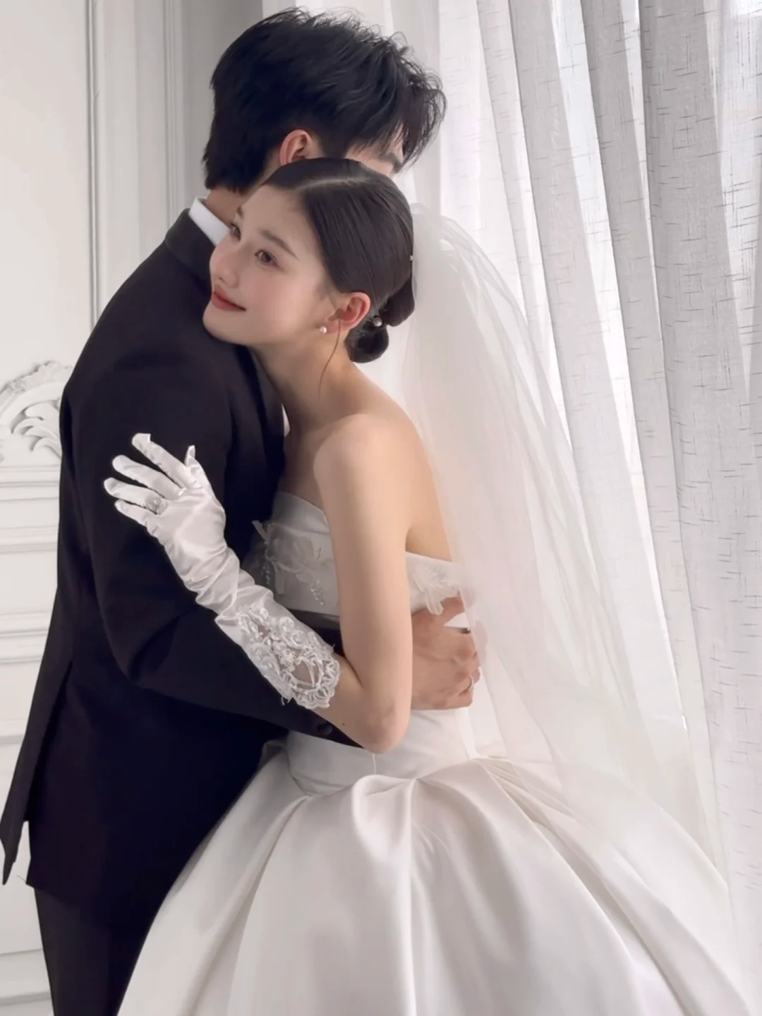 Classy Elegant Ball Gown Strapless White Satin Applique With Veil Gloves Long Wedding Dresses
