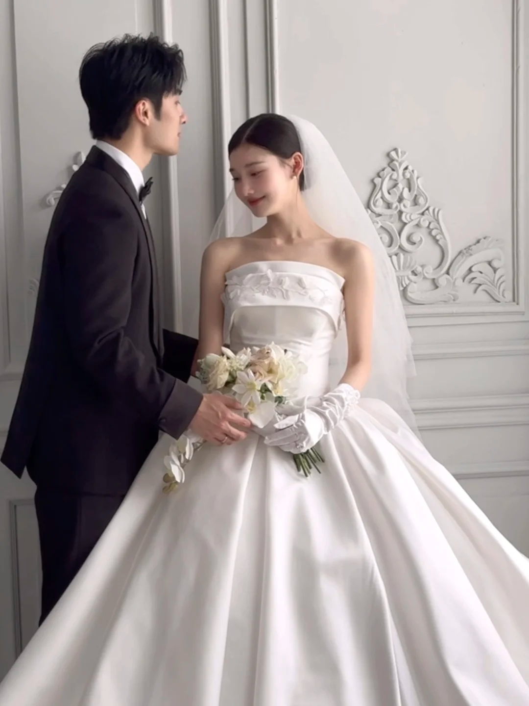 Classy Elegant Ball Gown Strapless White Satin Applique With Veil Gloves Long Wedding Dresses