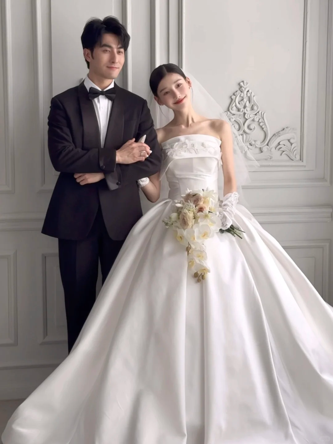 Classy Elegant Ball Gown Strapless White Satin Applique With Veil Gloves Long Wedding Dresses