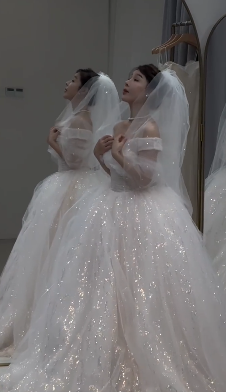 Gorgeous Ball Gown Off The Shoulder White Tulle Sequin With Veil Long Wedding Dresses