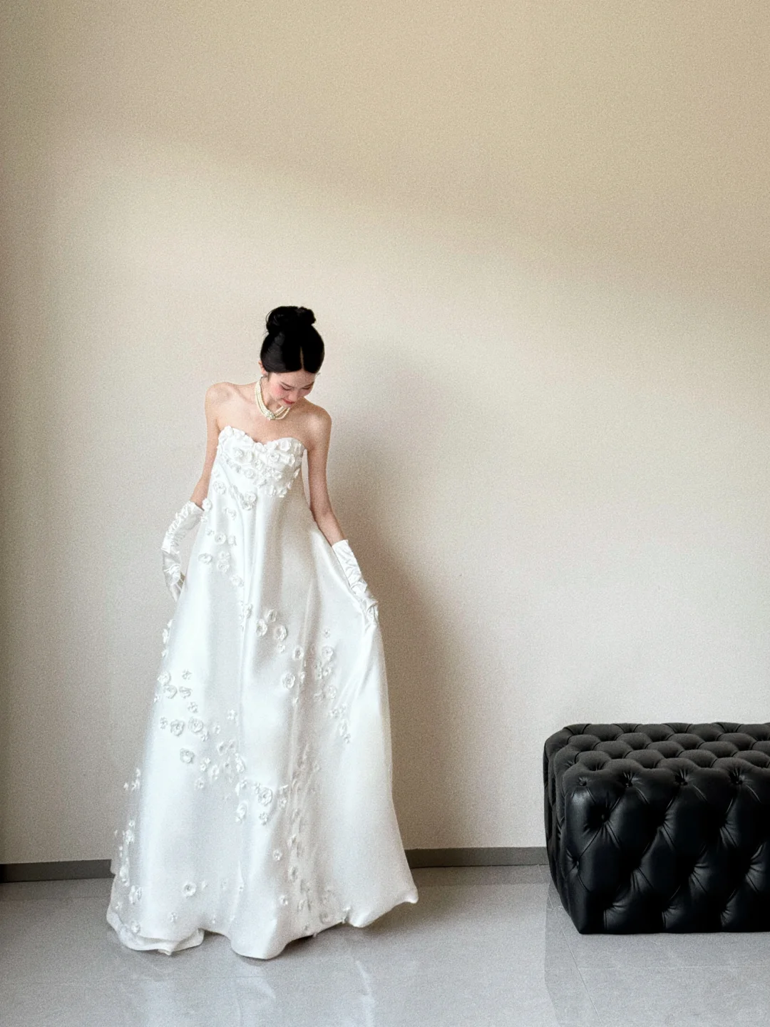 Elegant Strapless White Satin Applique With Gloves Long Wedding Dresses