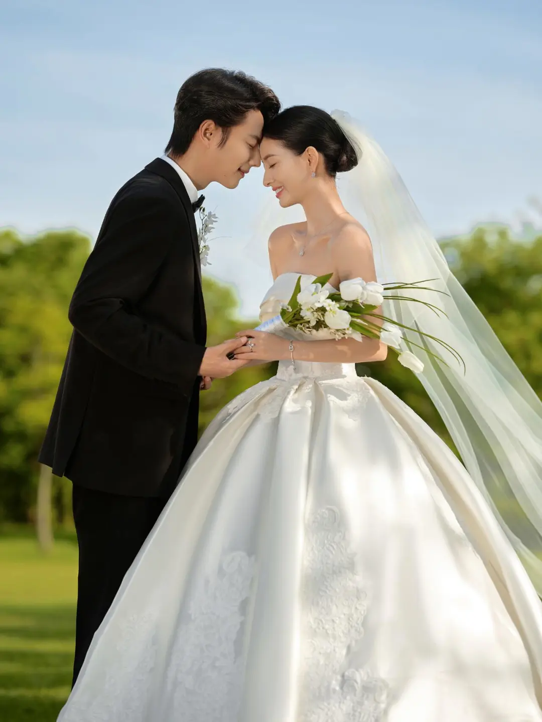Elegant Ball Gown Strapless Satin Lace With Veil Long Wedding Dresses