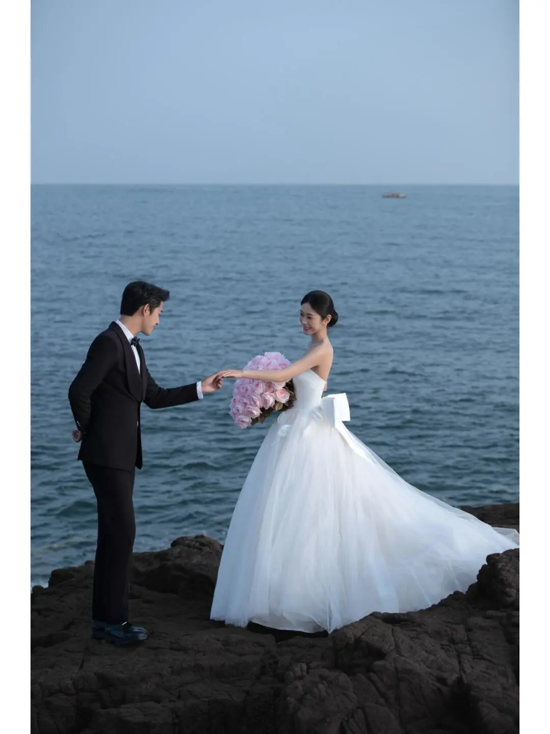 Elegant Ball Gown Strapless White Satin Tulle With Veil Long Wedding Dresses