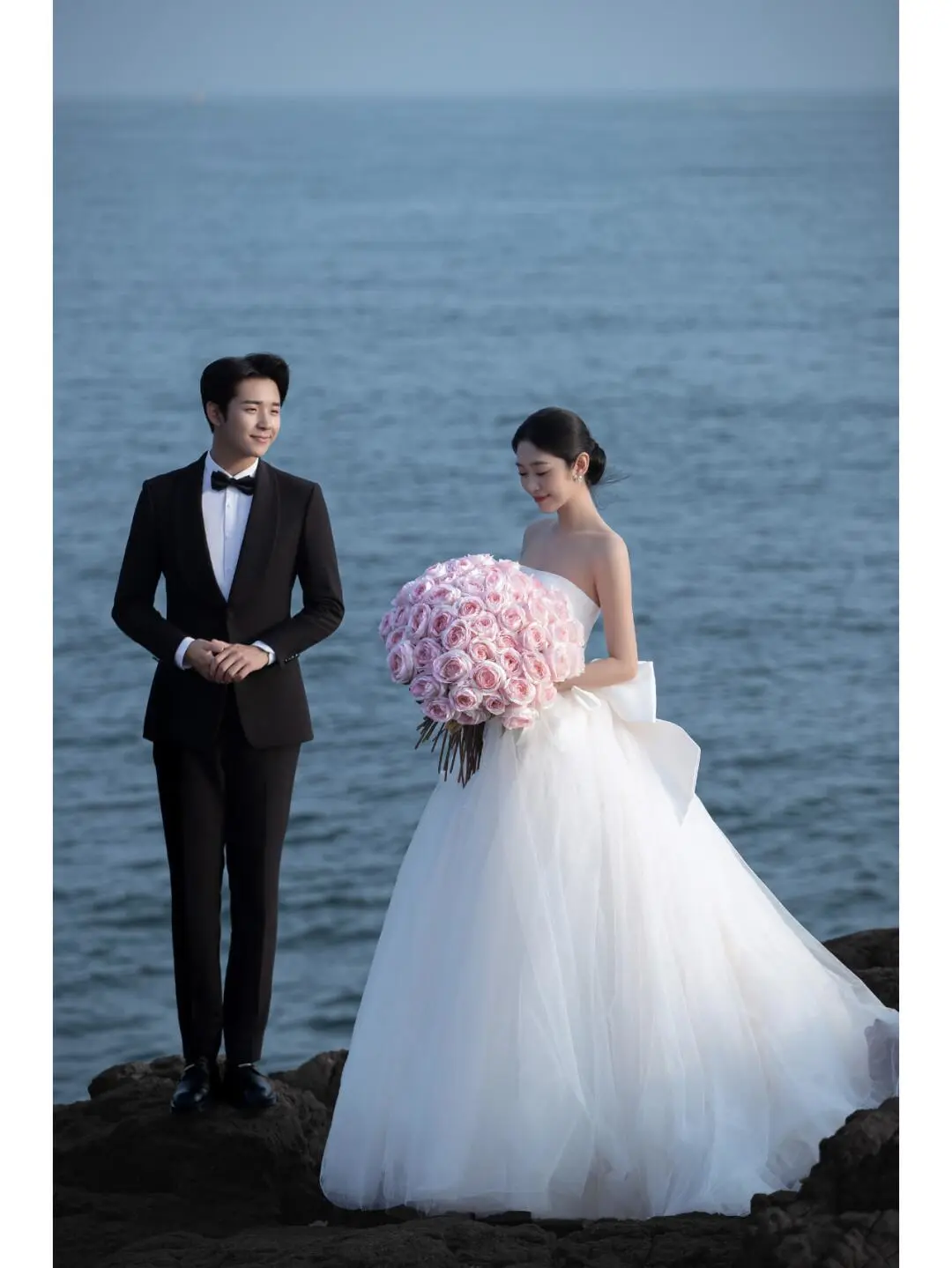 Elegant Ball Gown Strapless White Satin Tulle With Veil Long Wedding Dresses