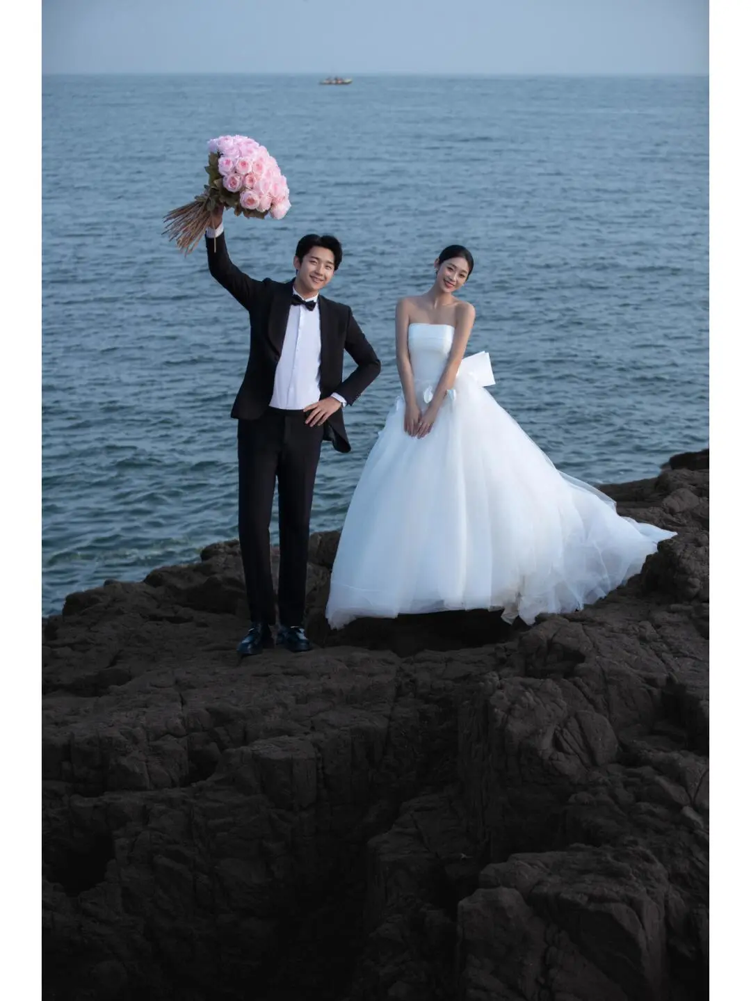 Elegant Ball Gown Strapless White Satin Tulle With Veil Long Wedding Dresses