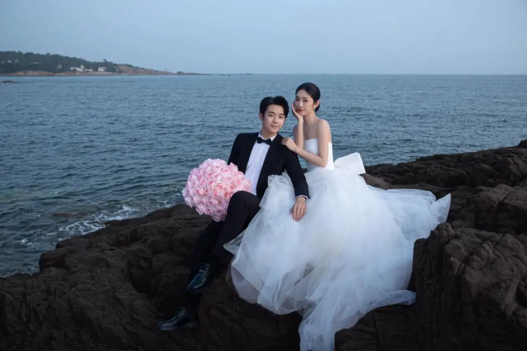 Elegant Ball Gown Strapless White Satin Tulle With Veil Long Wedding Dresses