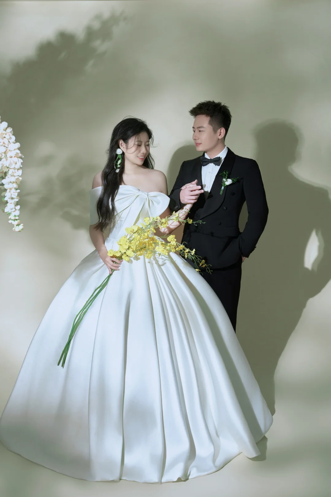 Elegant Ball Gown Off The Shoulder White Satin Long Wedding Dresses
