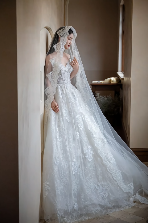 Dreamy Ball Gown Spaghetti Straps Tulle Lace Applique Long Wedding Dresses