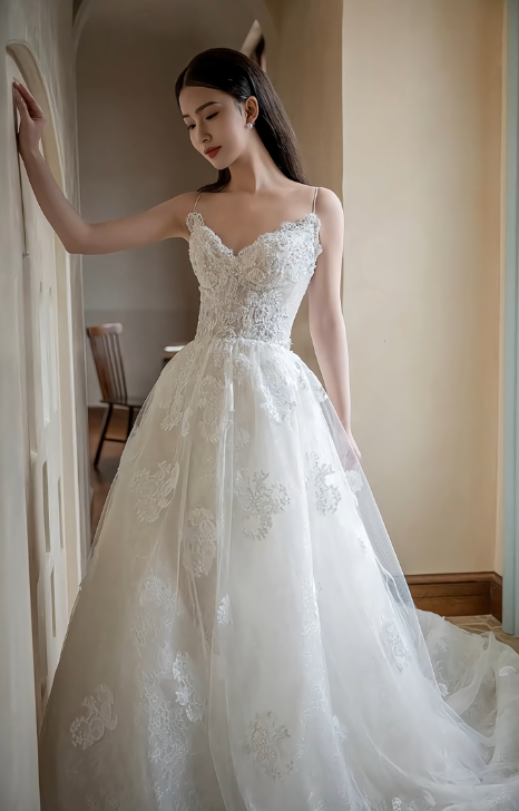 Dreamy Ball Gown Spaghetti Straps Tulle Lace Applique Long Wedding Dresses