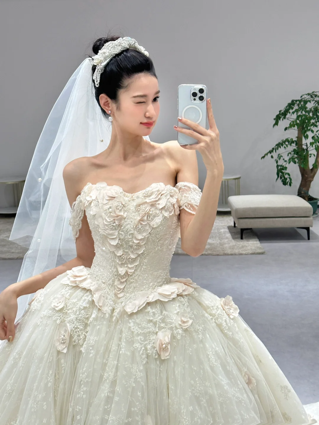 Dreamy Ball Gown Off The Shoulder Tulle Lace Applique With Veil Long Wedding Dresses