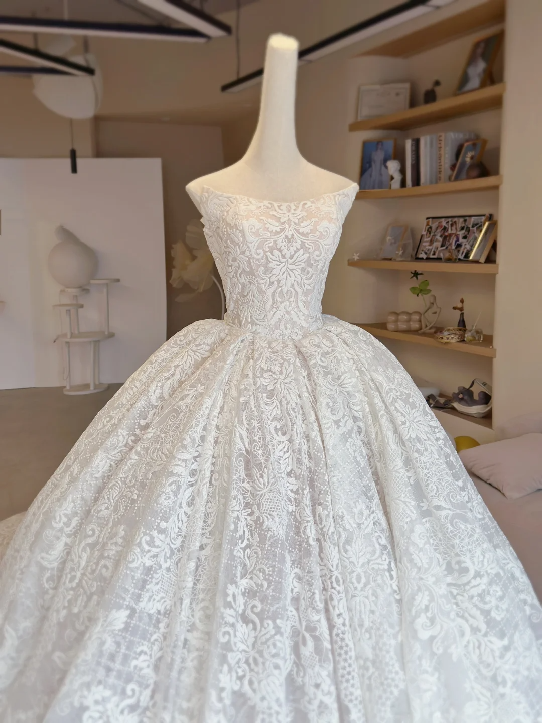 Vintage Ball Gown Strapless White Tulle Lace Long Wedding Dresses