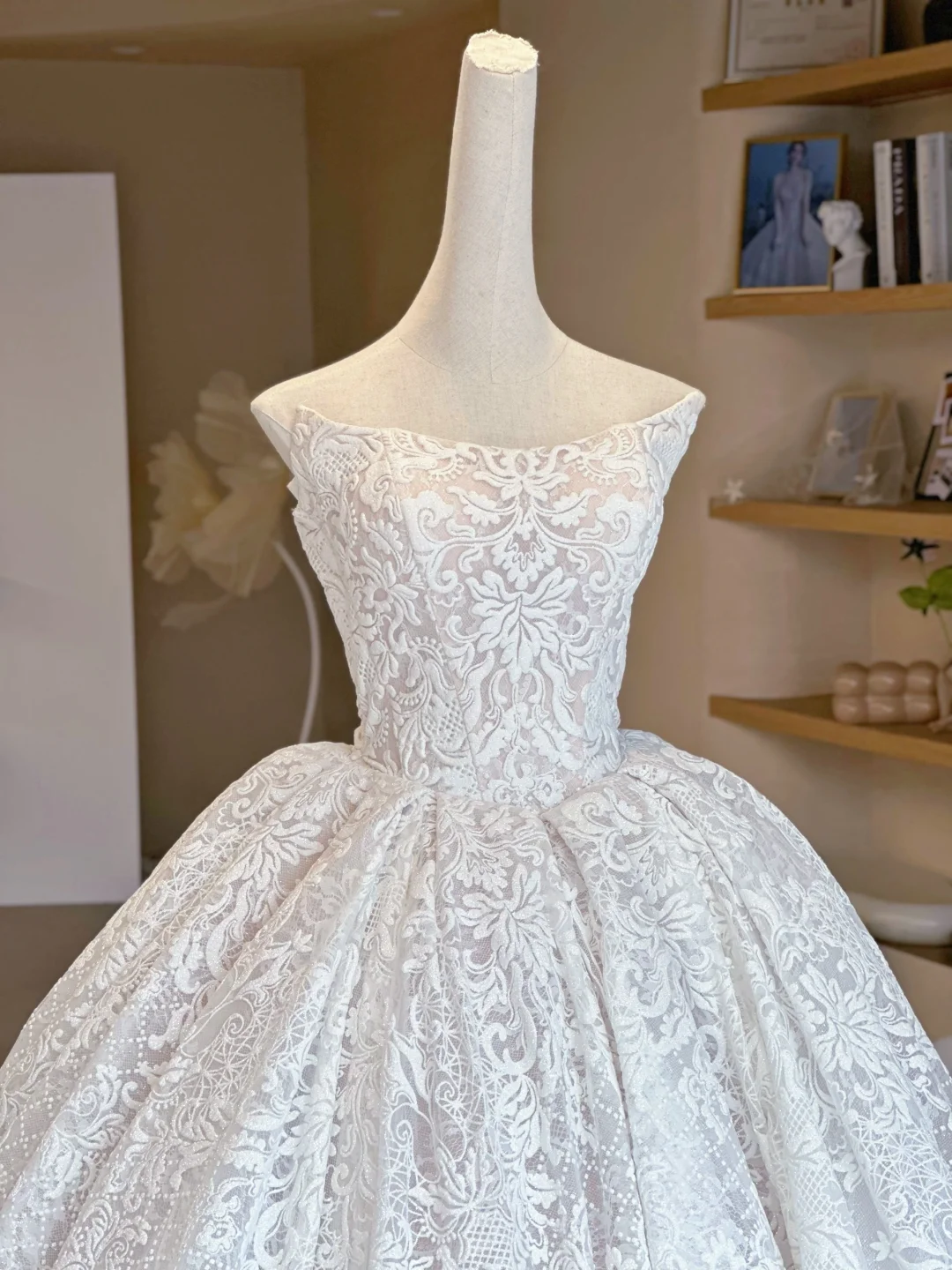 Vintage Ball Gown Strapless White Tulle Lace Long Wedding Dresses