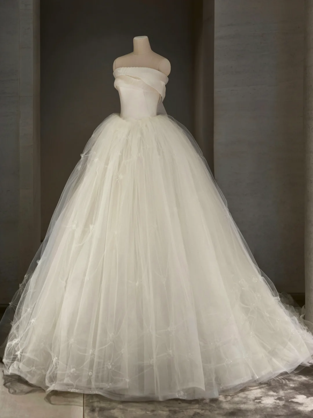 Pretty Ball Gown Strqpless Satin Tulle With Veil Long Wedding Dresses