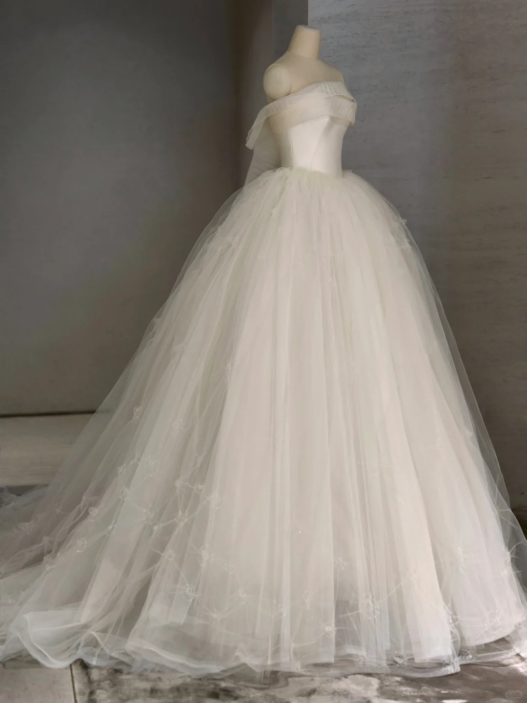 Pretty Ball Gown Strqpless Satin Tulle With Veil Long Wedding Dresses