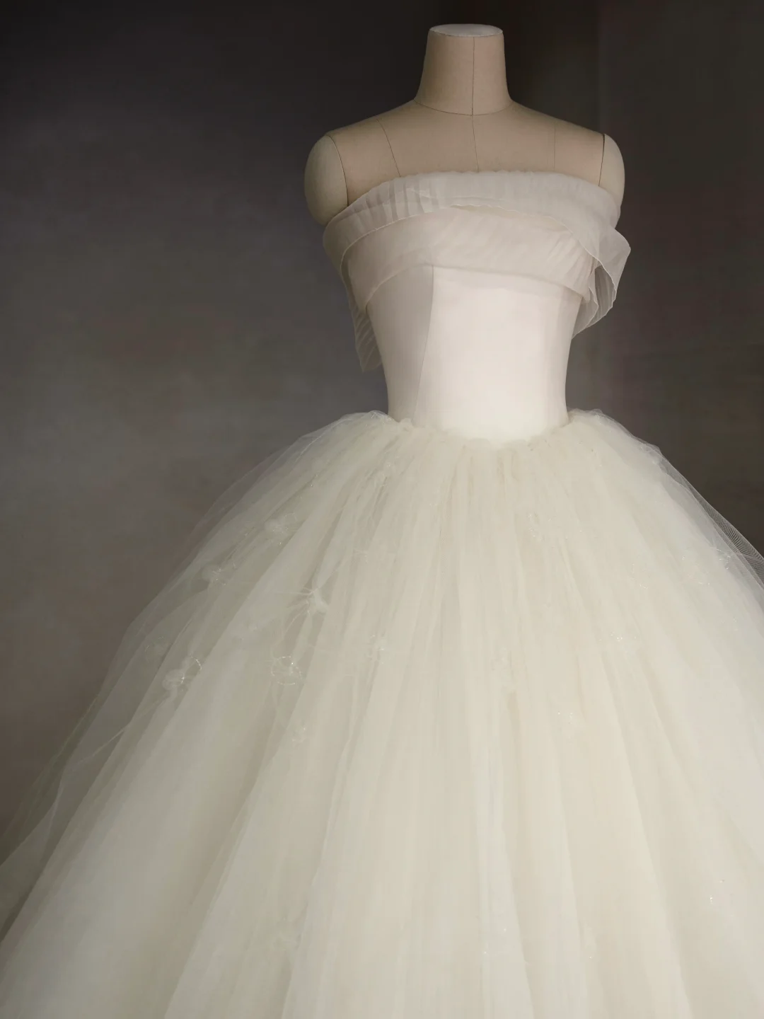 Pretty Ball Gown Strqpless Satin Tulle With Veil Long Wedding Dresses