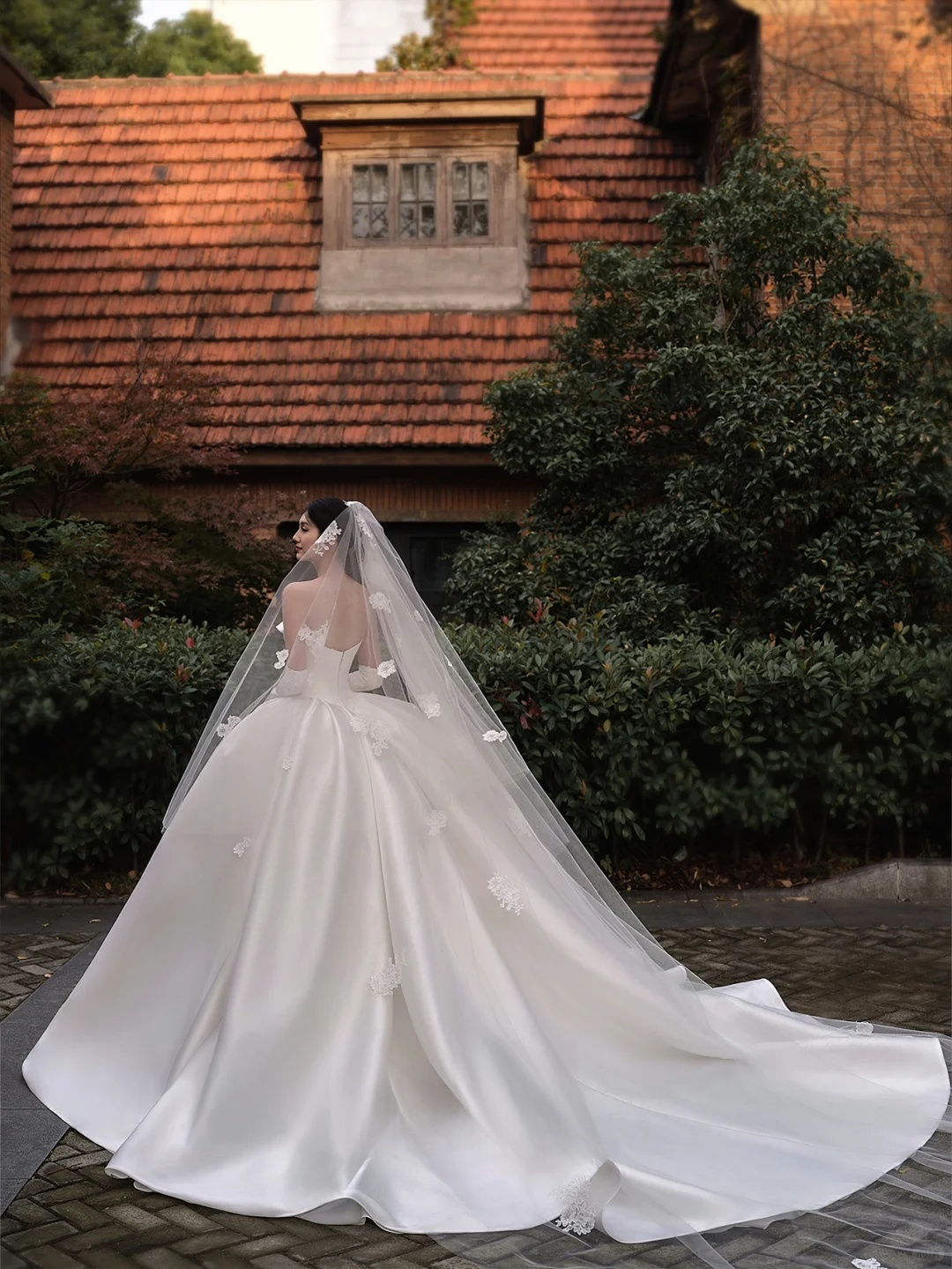 Timeless Ball Gown Strqpless Satin Applique With Veil Gloves Long Wedding Dresses