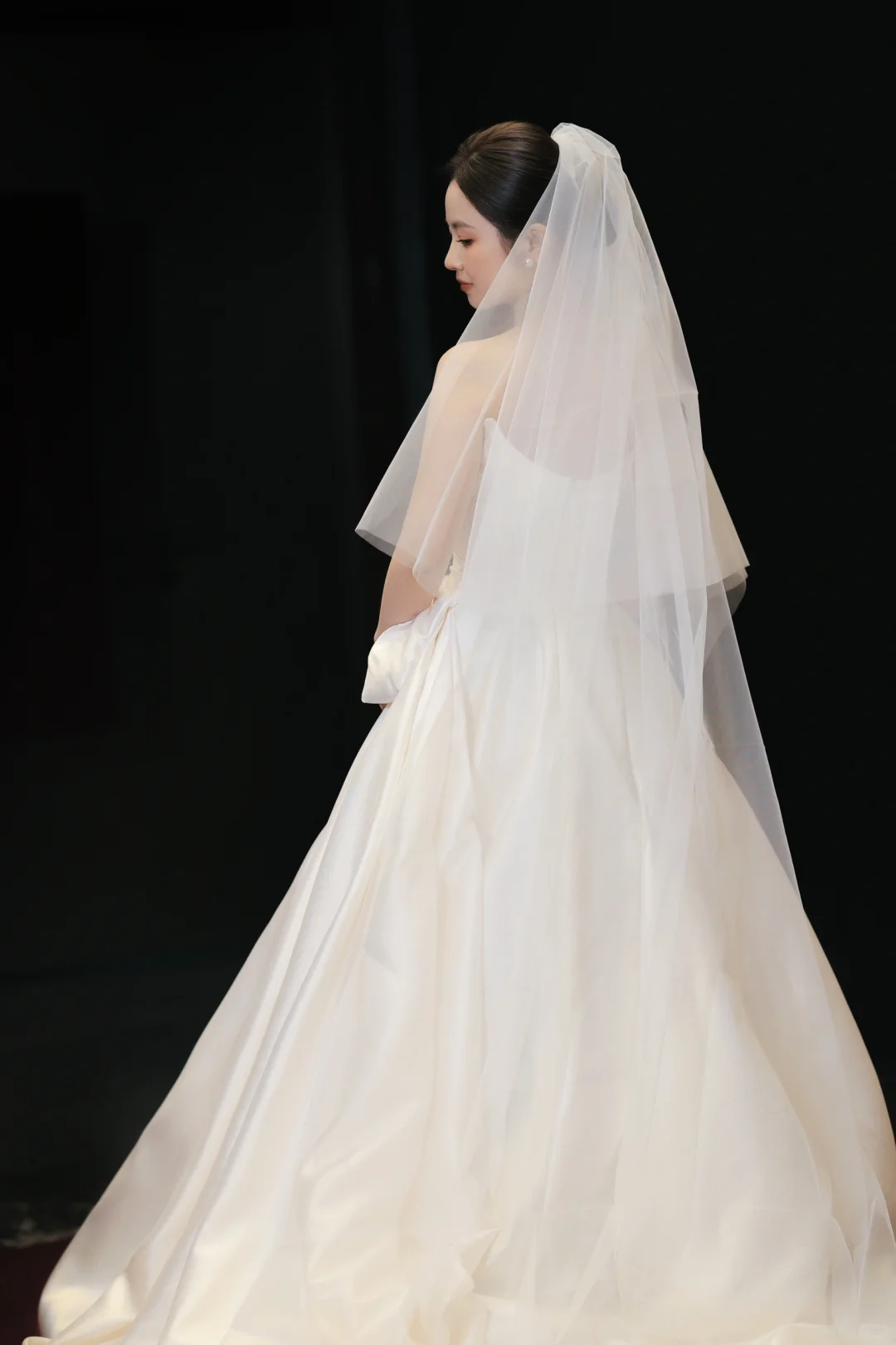 Elegant A Line Off The Shoulder Satin With Veil Long Wedding Dresses