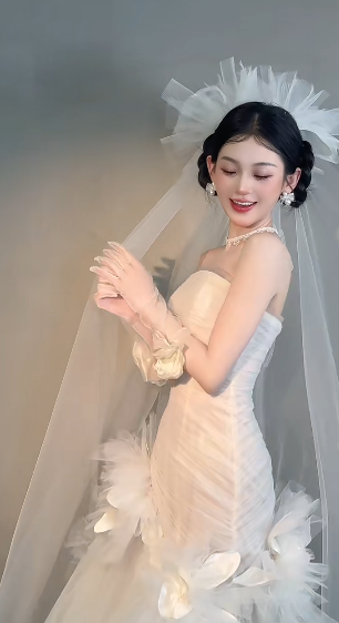 Unique Mermaid Strapless Tulle With Veil Gloves Long Wedding Dresses