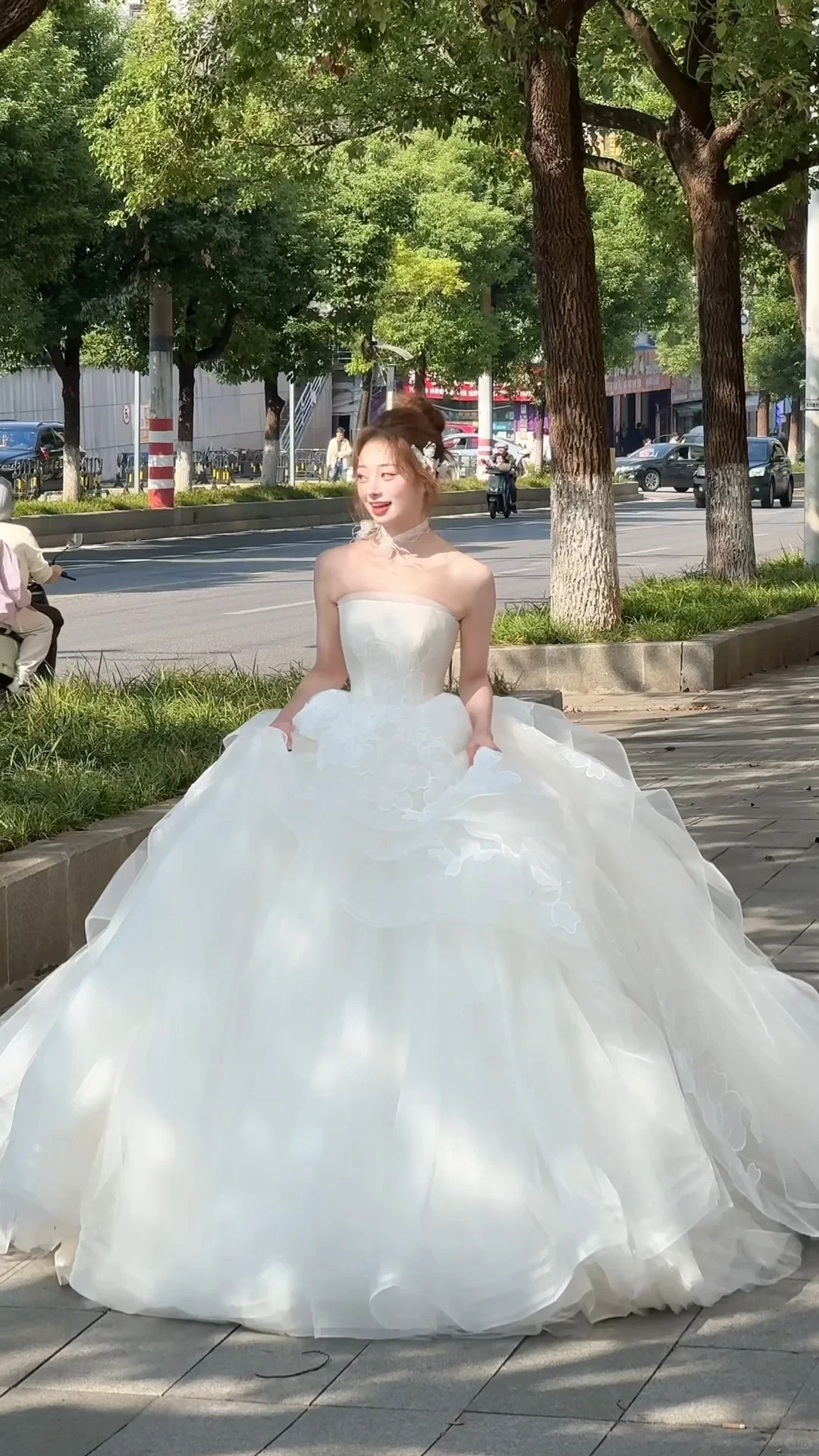 Pretty Ball Gown Strapless Tulle Applique Long Wedding Dresses