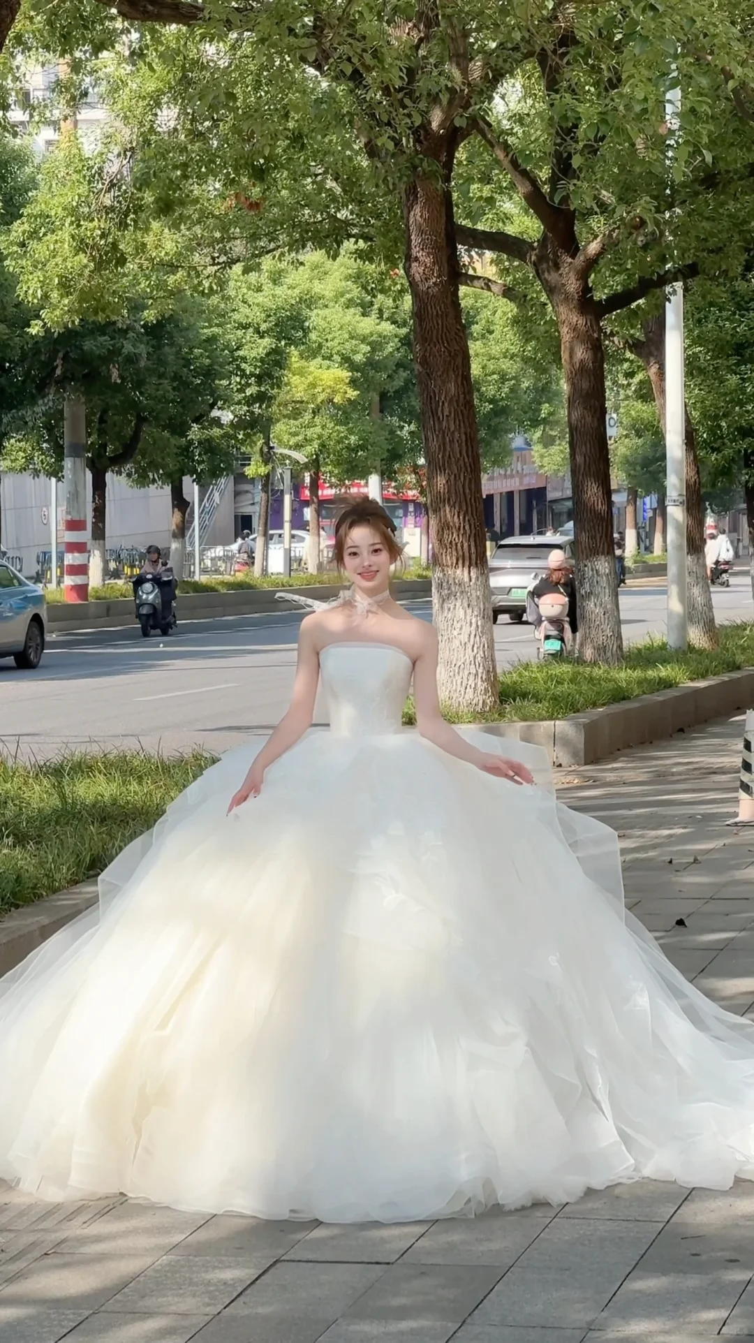 Pretty Ball Gown Strapless Tulle Applique Long Wedding Dresses