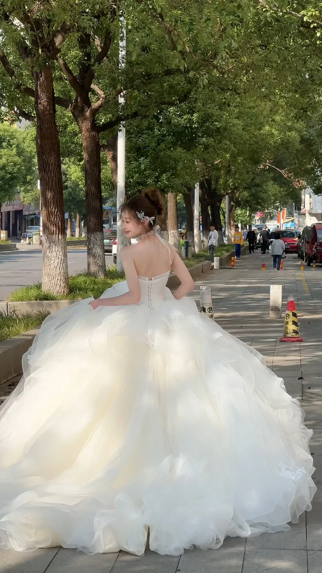 Pretty Ball Gown Strapless Tulle Applique Long Wedding Dresses