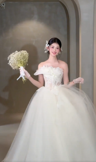 Elegant Ball Gown Strapless Tulle Applique Long Wedding Dresses