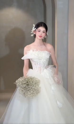 Elegant Ball Gown Strapless Tulle Applique Long Wedding Dresses