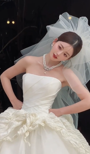 Pretty Ball Gown Strapless Satin Tulle With Veil Long Wedding Dresses